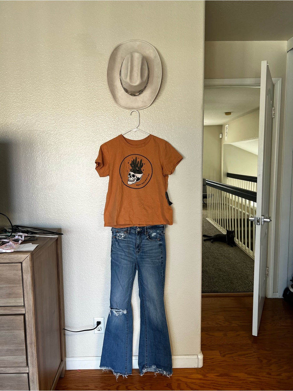 Full Cowgirl Outfit - American Eagle Jeans & Hurley Top & Forever 21 Cowboy Hat